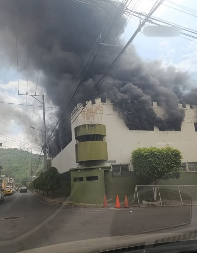 Reportan fuerte incendio al interior de cuartel en San Vicente