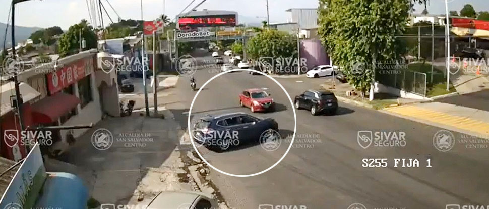 Cámaras captan accidente de tránsito provocado por la distracción al volante