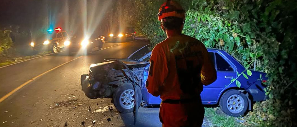 Conductor se salva de milagro tras chocar contra una rastra en carretera Los Naranjos