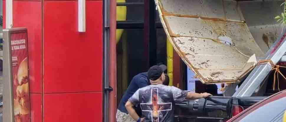 Conductor derriba el techo de un autoservicio  en Usulután