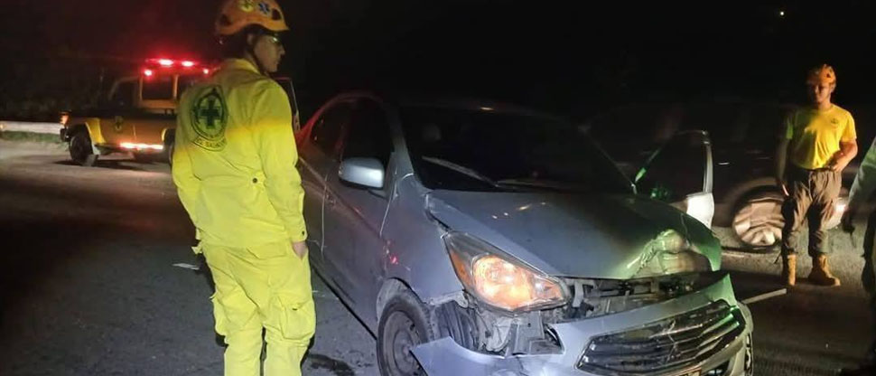 Conductor ebrio abandona su vehículo tras chocar contra camión en bulevar Constitución