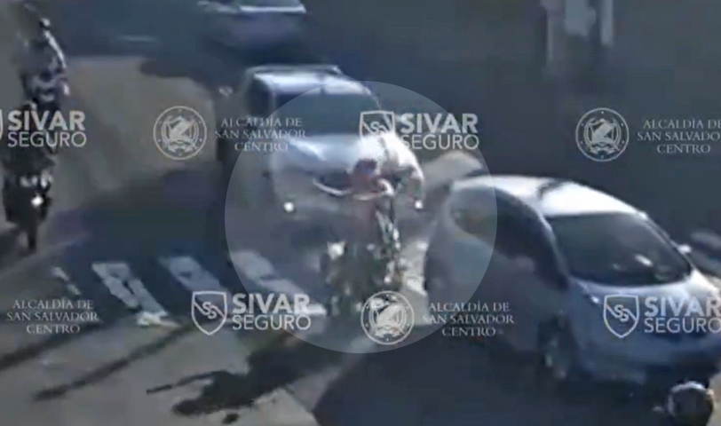 Imprudencia: motociclista termina en el pavimento tras ser embestido por pick up