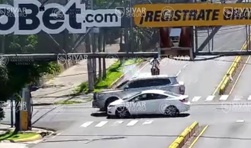 Cámaras de Sivar Seguro captan aparatoso accidente en paseo Escalón