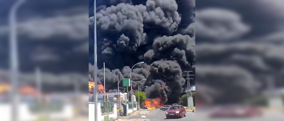 España: explosión en una planta química causa emergencia por enorme nube de humo tóxico