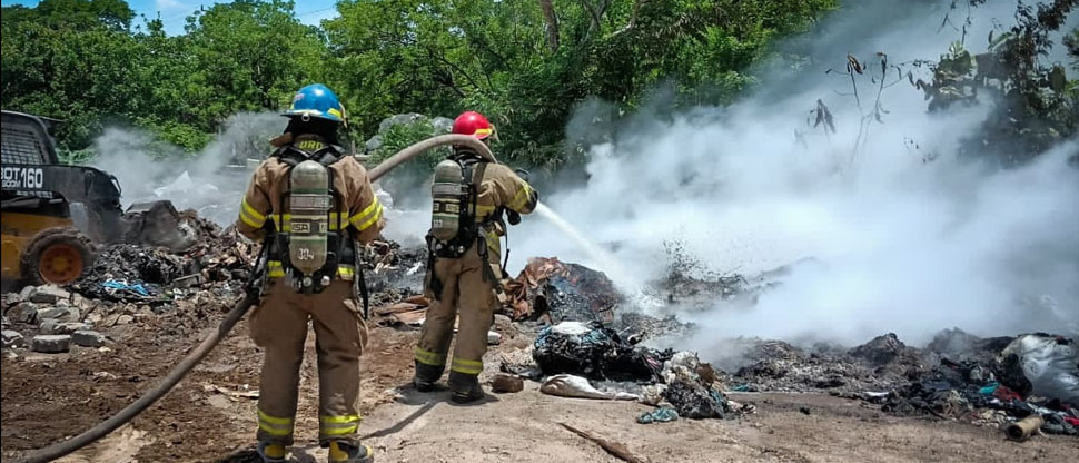 Bomberos sofocan incendio en predio baldío que amenazaba con propagarse a sectores aledaños