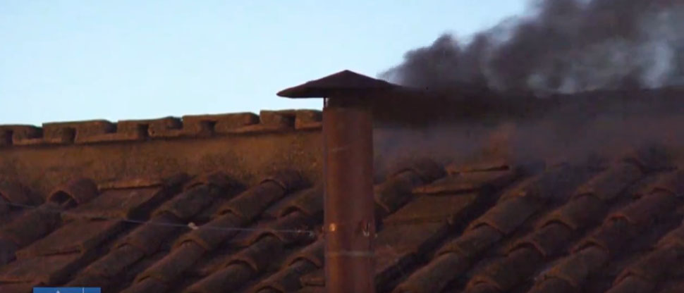 Así fue la primera fumarola que indica que aún no hay papa