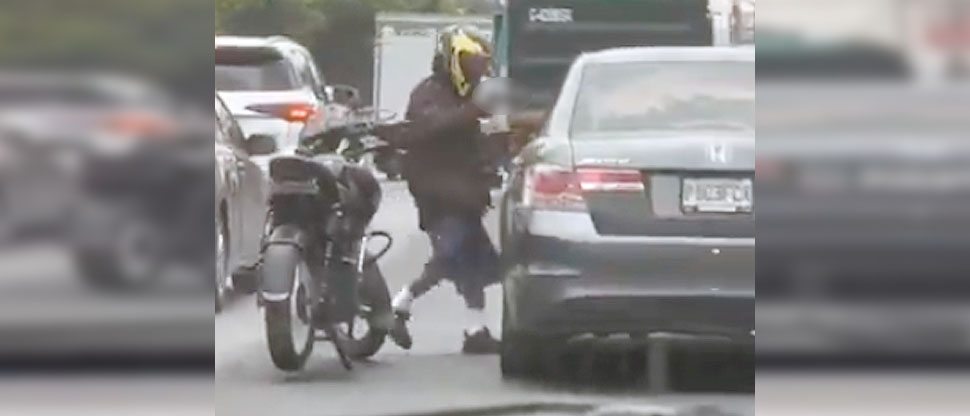 Guatemala: video muestra el momento cuando delincuente asalta a conductor en pleno tráfico