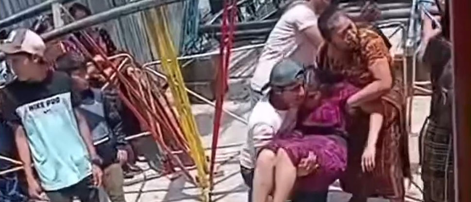 Guatemala: Mujer sufre fuerte caída de juego mecánico y es trasladada a un hospital