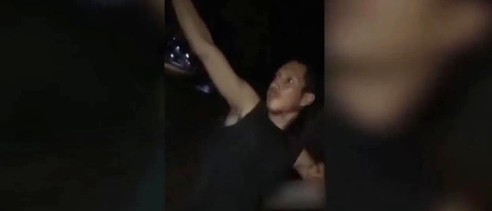 Hombre asegura ser “invencible” al comerse un ratón vivo frente a las cámaras