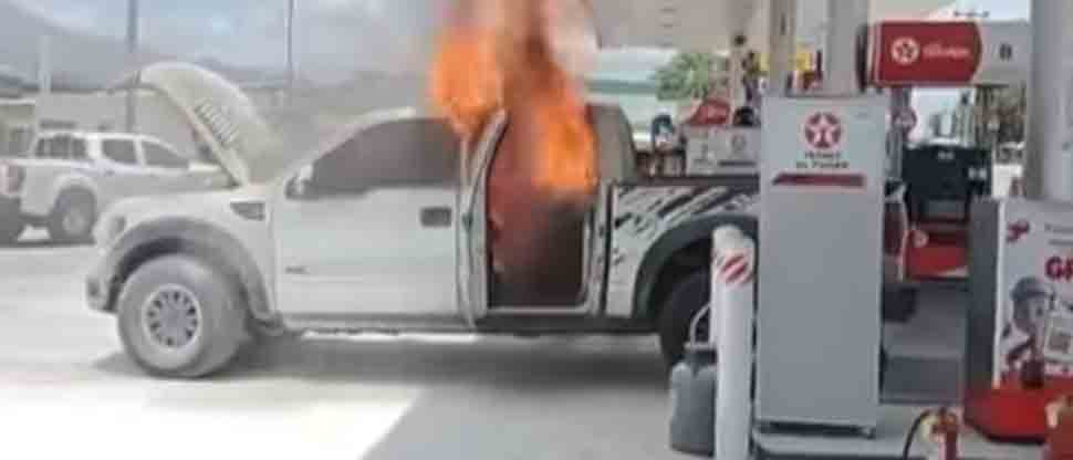 HONDURAS: incendio reduce a cenizas un pick up en gasolinera de Comayagua
