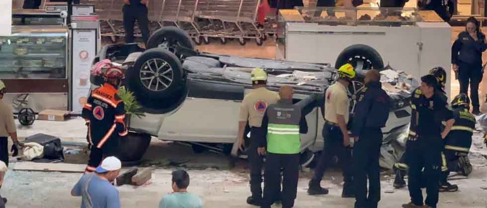 Mujer pierde el control de su camioneta y cae desde el tercer piso en centro comercial