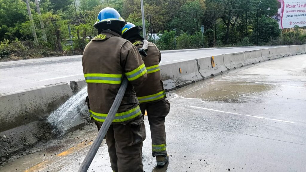 Bomberos realiza labores de limpieza en zona el Papaturro, donde ocurrió un aparatoso accidente