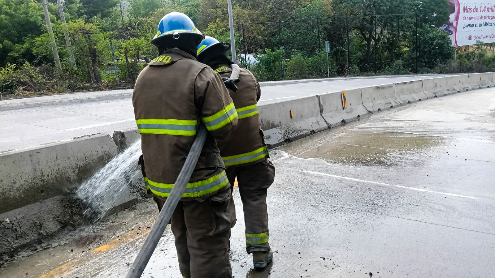 Bomberos realiza labores de limpieza en zona el Papaturro, donde ocurrió un aparatoso accidente