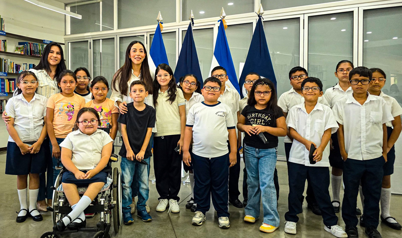 Más de cien niños de la capital son beneficiados con lentes oftálmicos