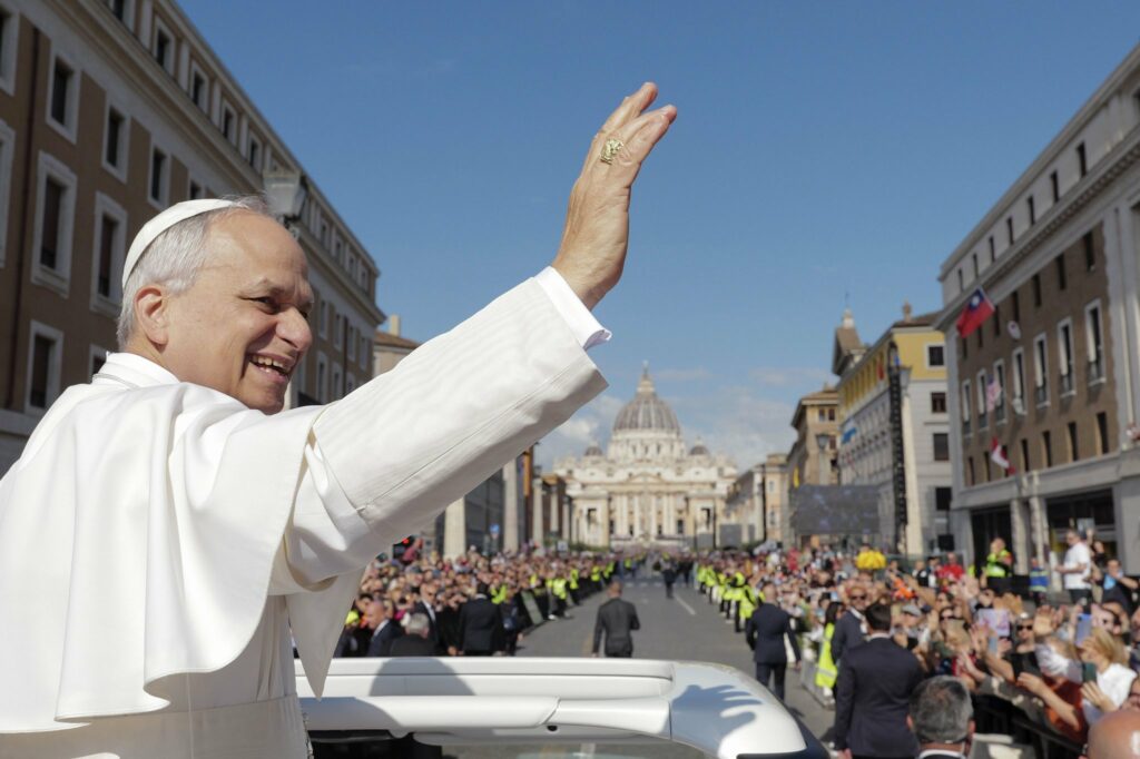 Más de 200 mil personas acompañan al papa León XIV en el inicio de su pontificado