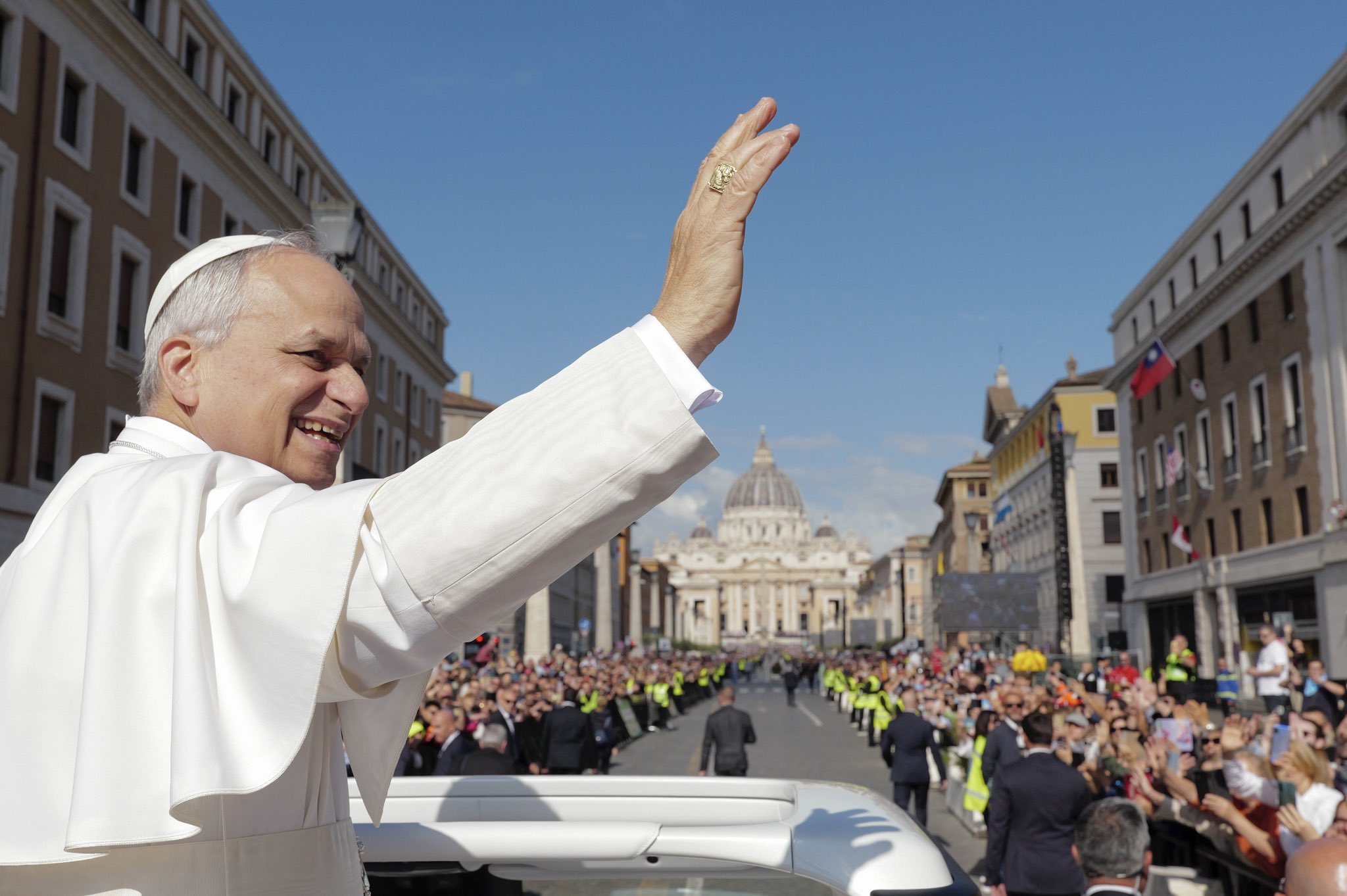 Más de 200 mil personas acompañan al papa León XIV en el inicio de su pontificado