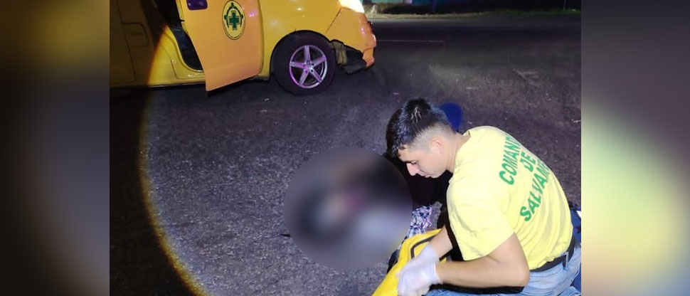 Auxilian a joven motociclista que chocó contra vehículo en Sonsonate