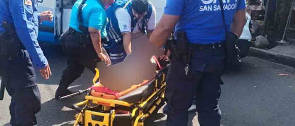 2 motociclistas resultan lesionados tras accidentarse en calle Antigua a Huizúcar