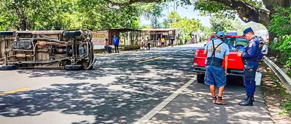 Dos personas lesionadas tras volcar pickup en Sonsonate