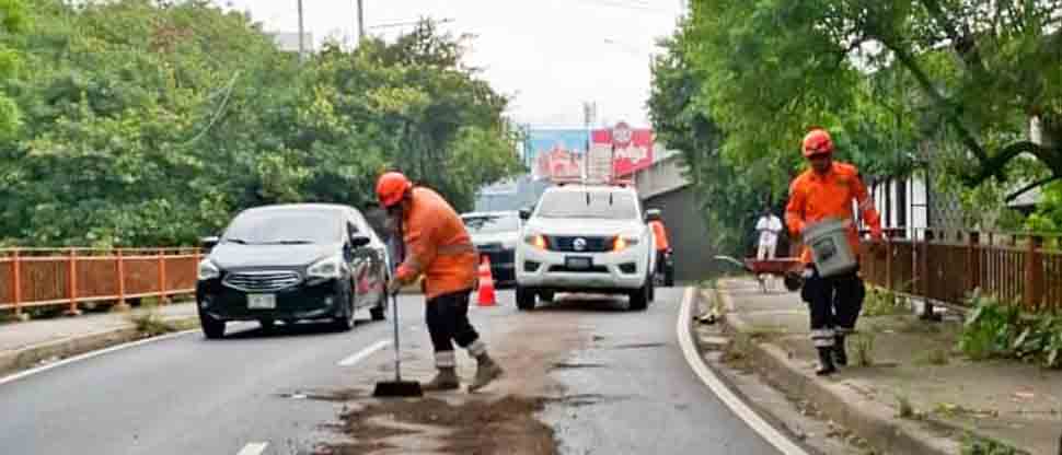 Personal de Protección Civil limpia bulevar de Los Próceres tras derrame de aceite
