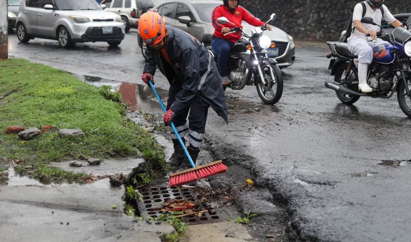 Protección Civil realiza limpieza de drenajes para prevenir acumulación de agua lluvia