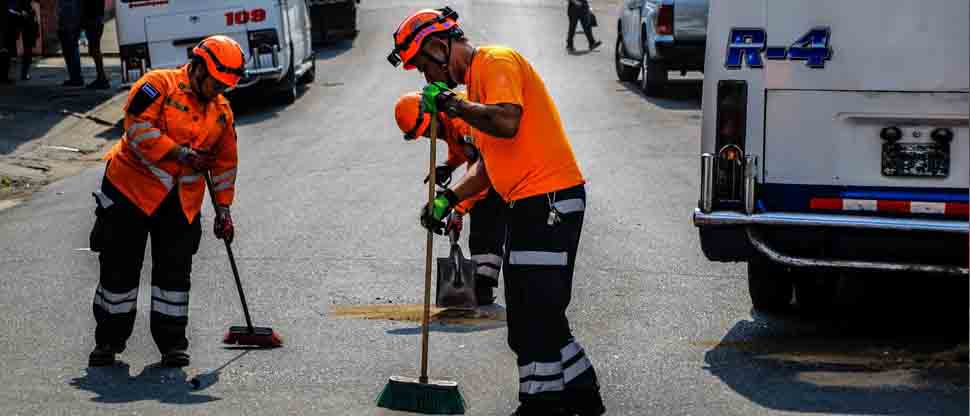 Limpian calle tras derrame de aceite debido a choque