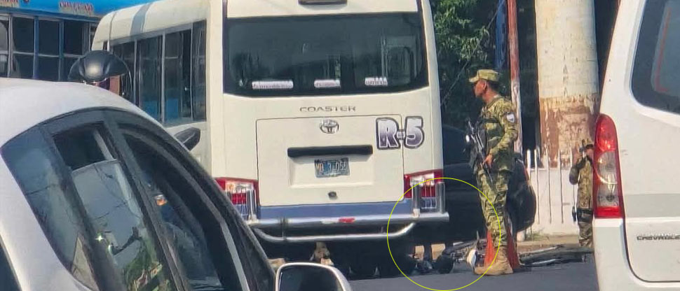 Ciclista termina en el hospital tras ser atropellado por microbús en Santa Ana