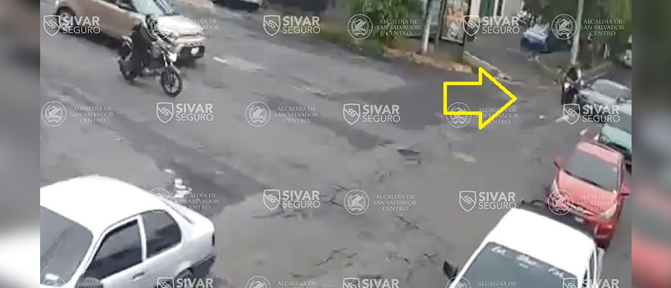 Conductor provoca fuerte accidente al realizar una mala maniobra