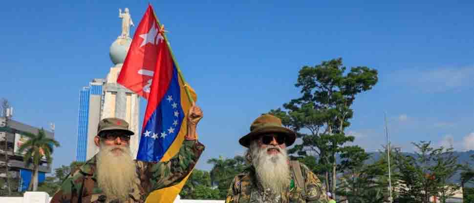 Maestros Roshis llegan con banderas del FMLN y Venezuela a marcha de los trabajadores