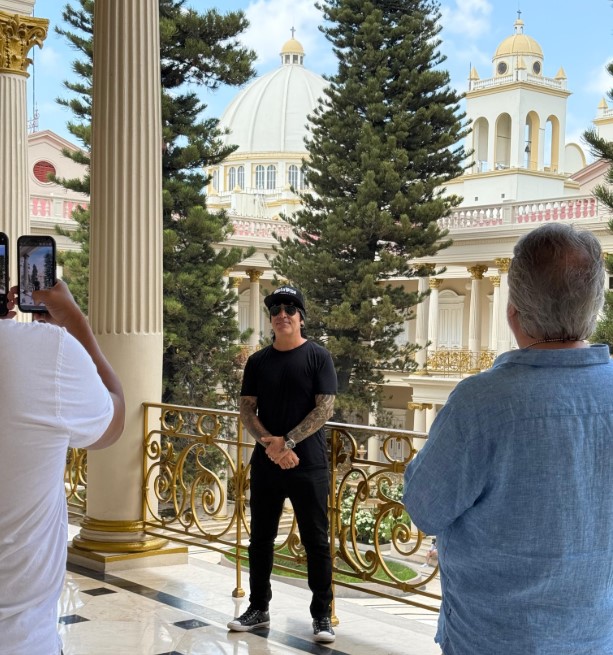 Baterista de Maná está de visita en El Salvador y queda encantado con la belleza del Centro Histórico