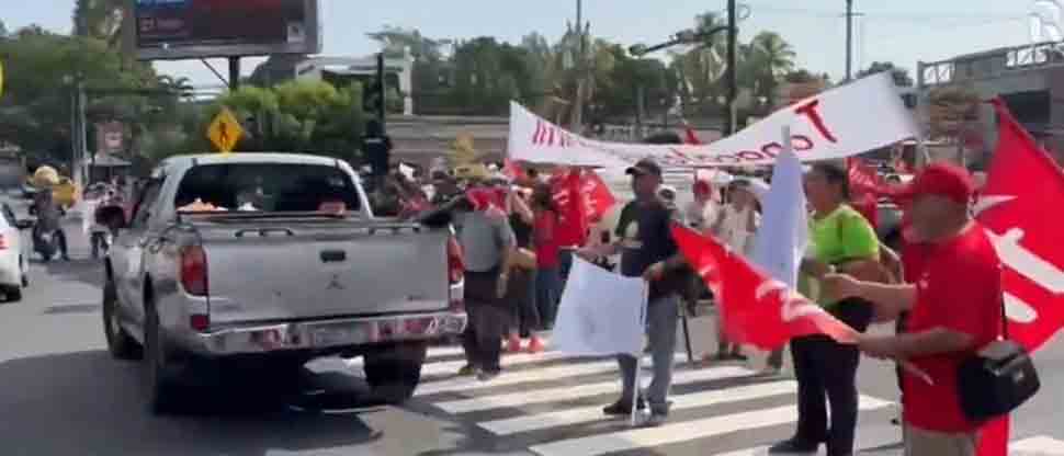 Militantes farabundistas bloquean paso de la Roosevelt de San Salvador