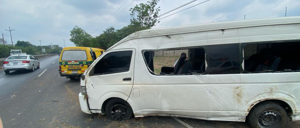 Microbús con estudiantes vuelca en Chalchuapa