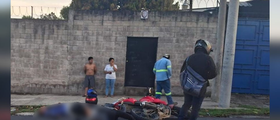 Dos motociclistas resultan lesionados tras chocar en carretera Panamericana