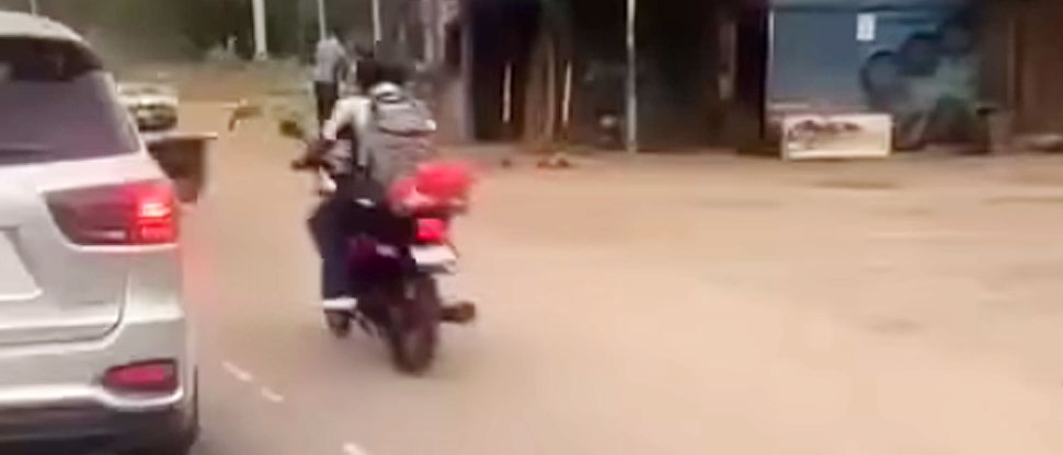 Conductor detiene su marcha y su acto de cortesía termina en aparatoso accidente