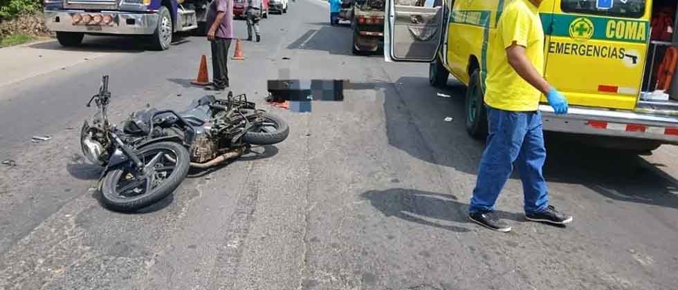 Motociclista fallece de inmediato tras ser impactado por una pipa