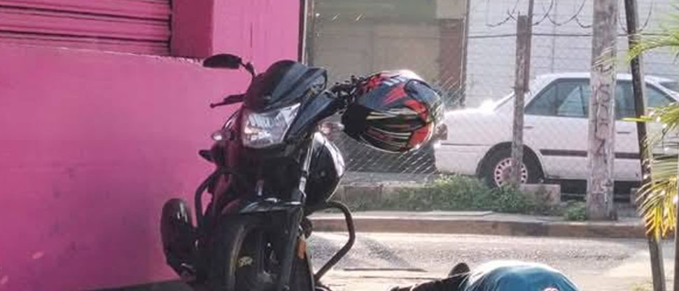 Motociclista prefirió estacionarse y quedarse dormido en la calle antes que accidentarse