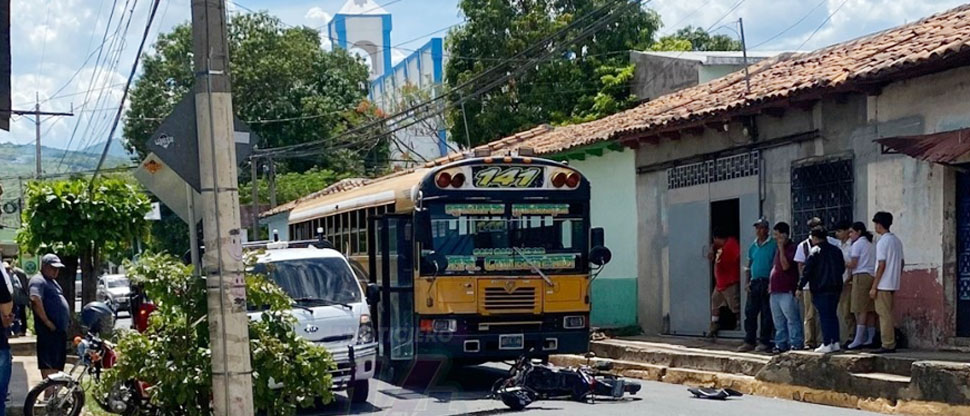 Motociclista se lleva tremendo susto al chocar contra autobús en Chalatenango