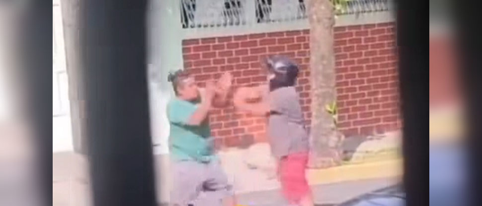 Conductores no encuentran otra solución al problema que irse a golpes en plena calle de Mejicanos