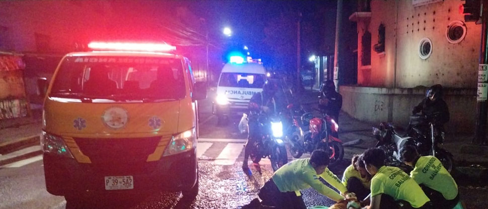Hombre resulta lesionado tras caerse de una motocicleta, esta madrugada