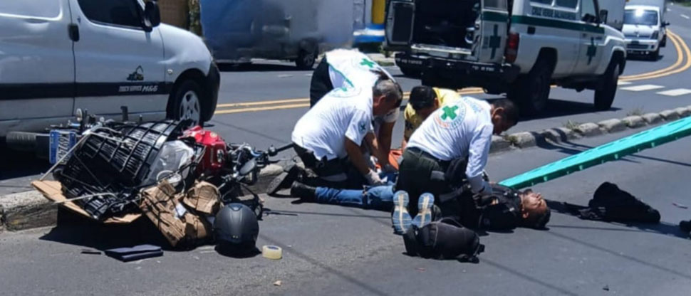 Motociclista sufre fuertes lesiones tras chocar con camión en bulevar Venezuela