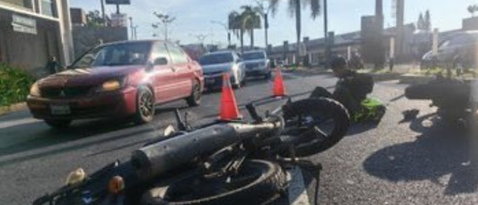 Motociclista lesionado tras chocar con otra moto en la zona rosa
