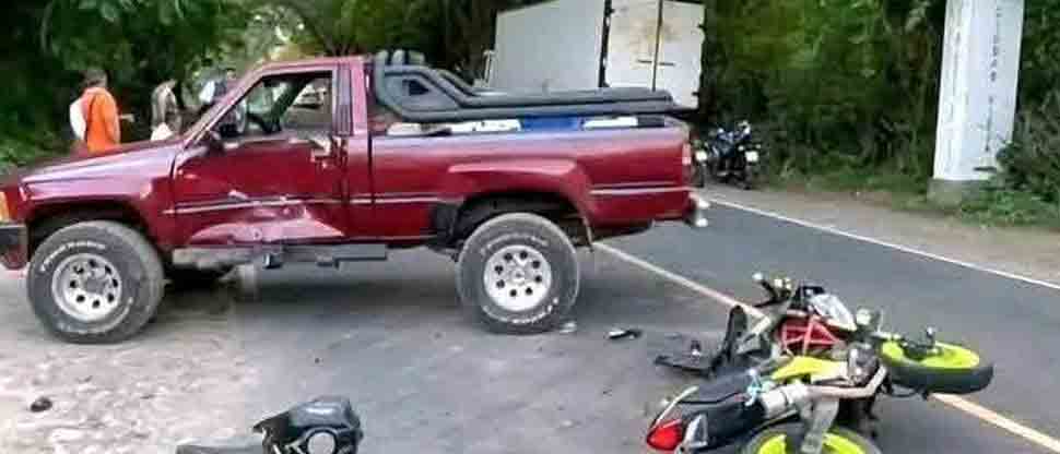 Motociclista termina lesionado tras impactar con pick up en Suchitoto