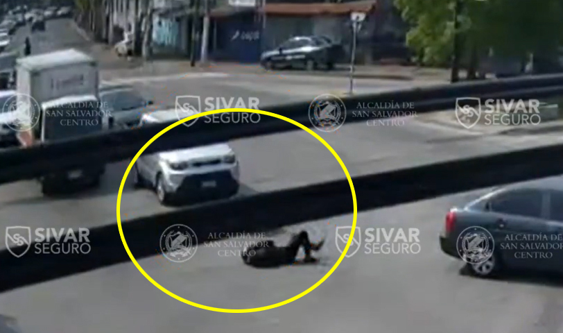 Motociclista invade carril de automóvil y es embestido en San Salvador