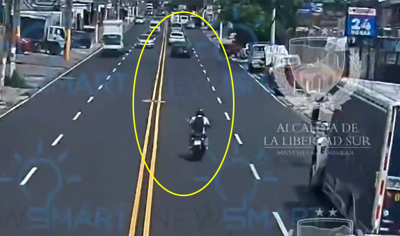 Motociclista se conducía a toda velocidad y se estrella contra un vehículo particular en Santa Tecla