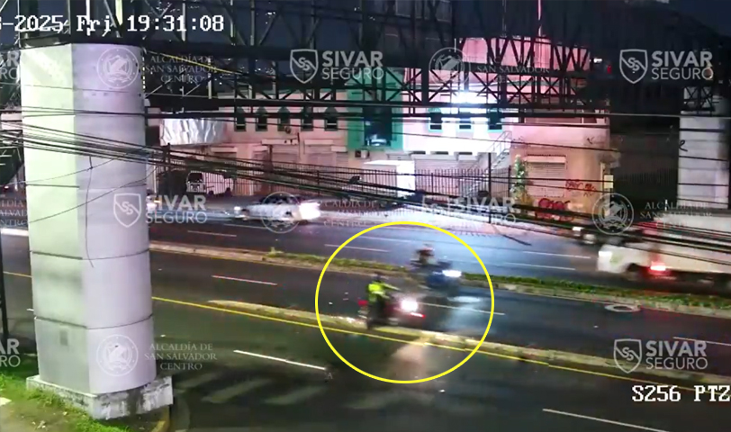 Motociclista pierde el control y se accidenta sobre Los Proceres en San Salvador