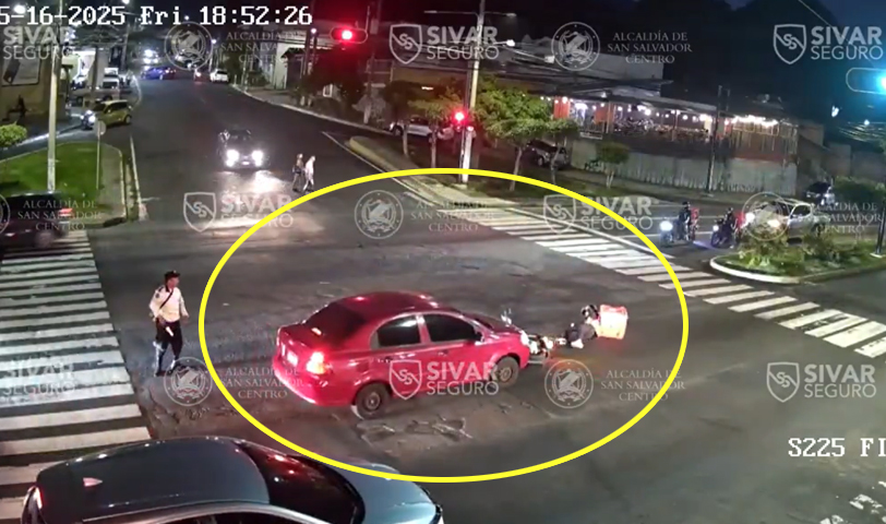 Imprudencia: motociclista invade carril de vehículo y es arrollado