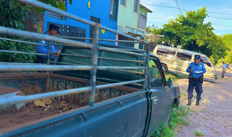 Notifican a dueños de vehículos abandonados; si no los mueven, se los llevará con grúa