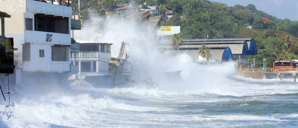 Protección Civil emite advertencia por oleaje más rápido y alto en la costa salvadoreña