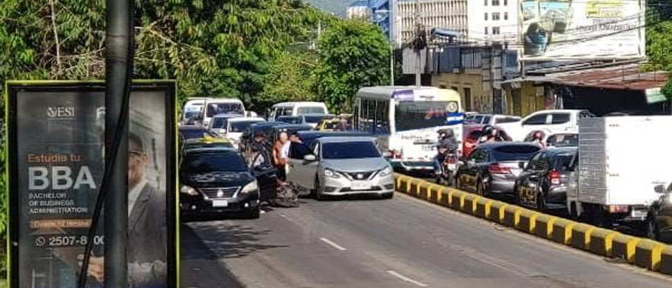 Motociclista entre carriles se accidenta en bulevar Tutunichapa, San Salvador