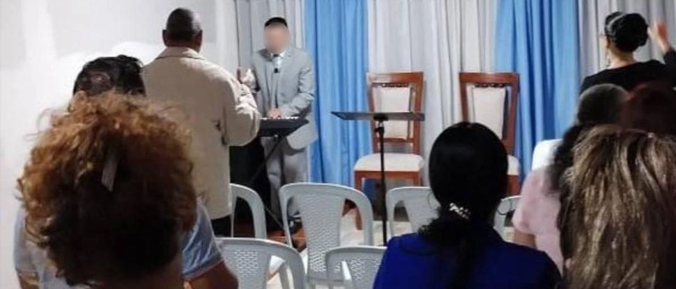 Congregación defiende a su pastor acusado de aprovecharse de su hijastra de 13 años